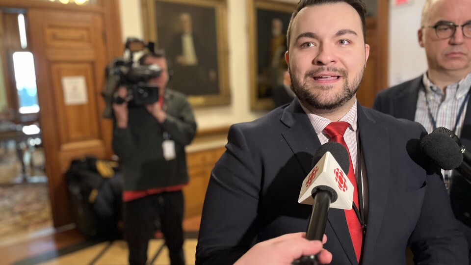 Anthony Azard en mêlée de presse.