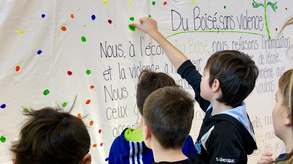 Des élèves de l'école du Boisé à Sept-Îles participant à un atelier de prévention contre l'intimidation