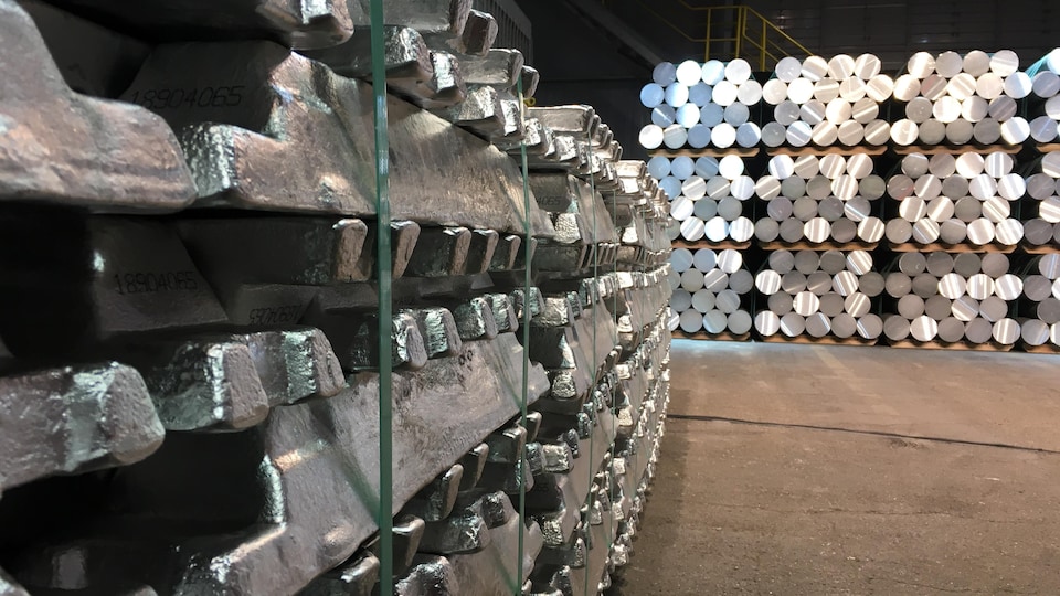 Des lingots d'aluminium.