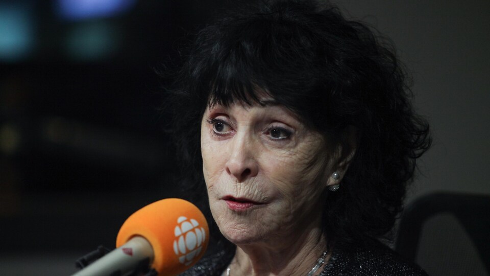 En studio, Mme Suzanne Girard, présidente de l’Association des proches aidants de la Capitale-Nationale.