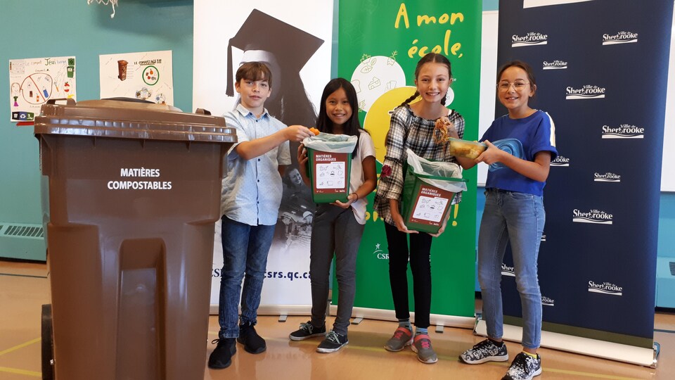 Projet pilote de compostage dans 16 écoles de la CSRS.