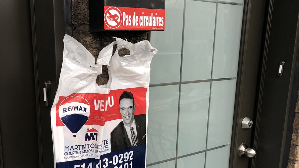 Un publisac accroché sous un autocollant qui dit « Pas de circulaires».
