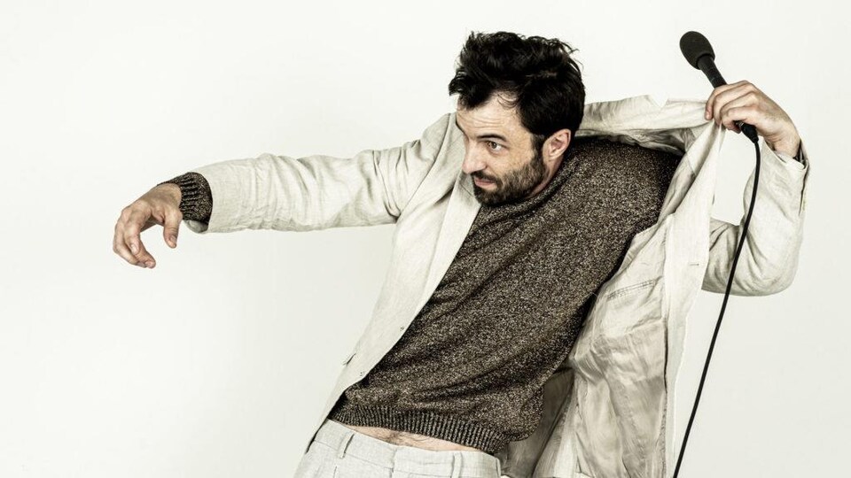 Un homme est sur le point de tomber.