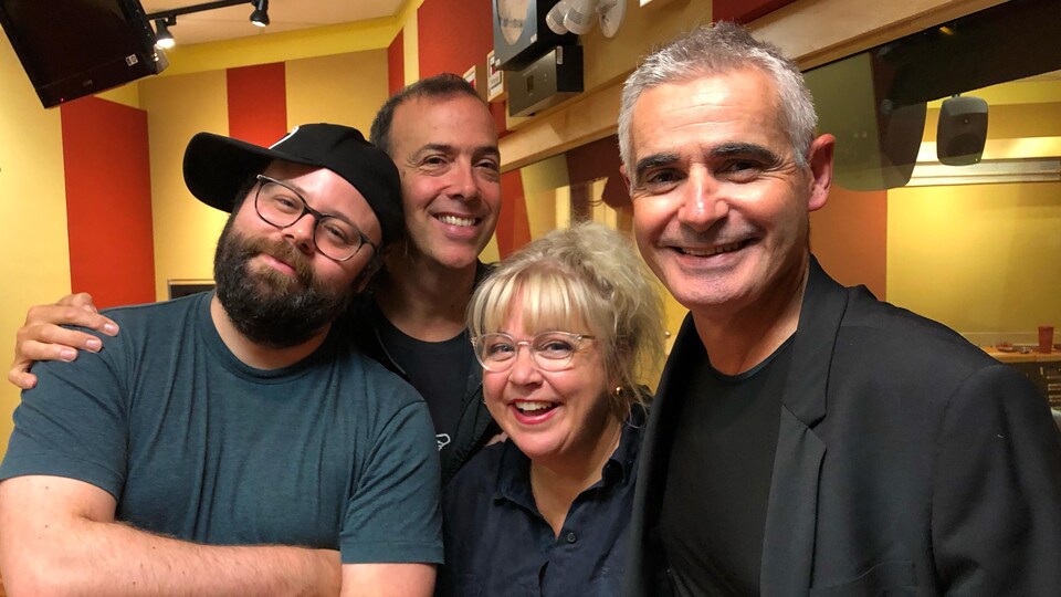 Jean-François Provençal, Pierre Brassard, Sonia Vachon et Patrice Coquereau dans le studio de Pouvez-vous répéter la question?