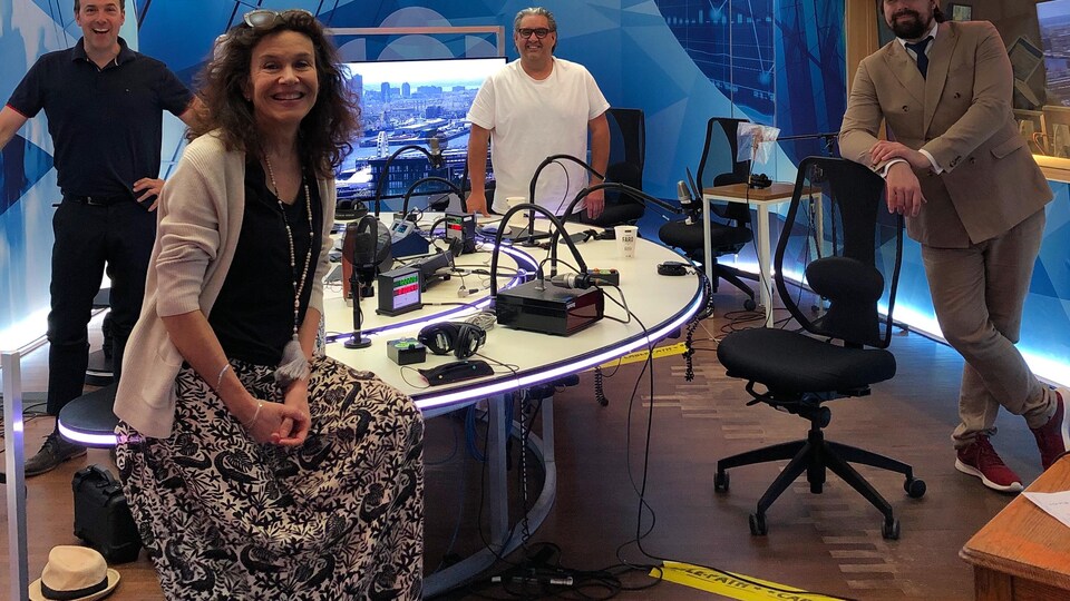 Pierre Brassard, Sophie Faucher, Marc Hervieux et Philippe-Audrey Larrue-St-Jacques dans le studio de Pouvez-vous répéter la question?