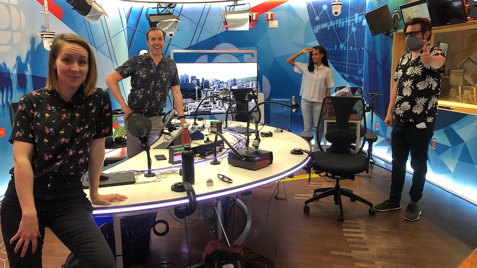 Karyne Lefebvre, Pierre Brassard, Rebecca Makonnen et MC Gilles dans le studio de
