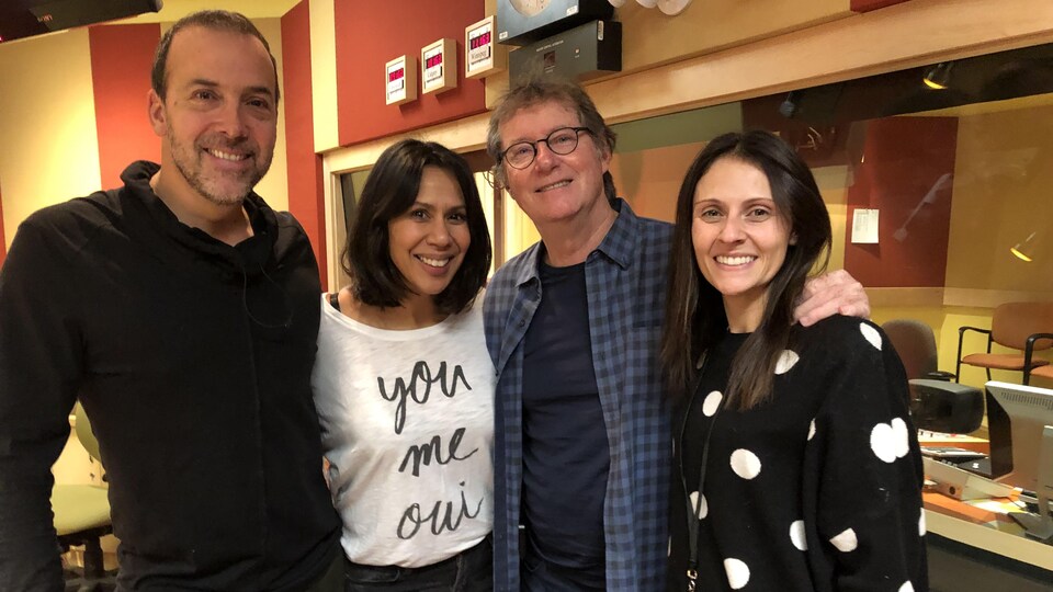 Pierre Brassard, Isabelle Racicot, Marc Messier et Korine Côté dans le studio de Pouvez-vous répéter la question?