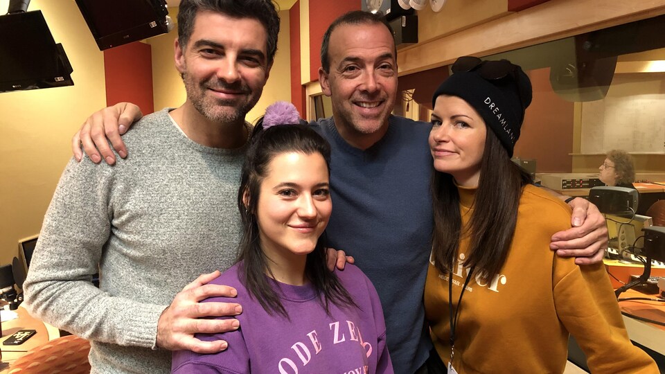Catherine Brunet, Kim Lévesque-Lizotte, Pierre Brassard et David Savard dans le studio de Pouvez-vous répéter la question?