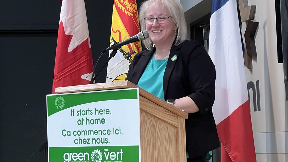 Rachel Boudreau parle à partir d'un podium.