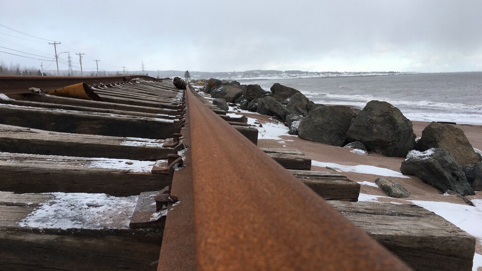 Le métal du rail a été tordu par la force de dame nature le long du littoral gaspésien..