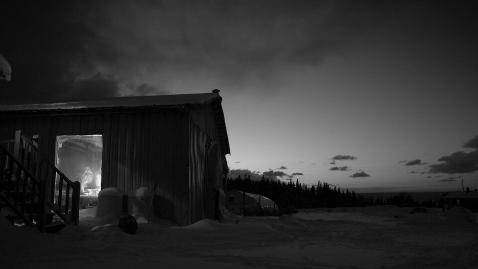 Photo d'un garage a la brunante en noir et blanc