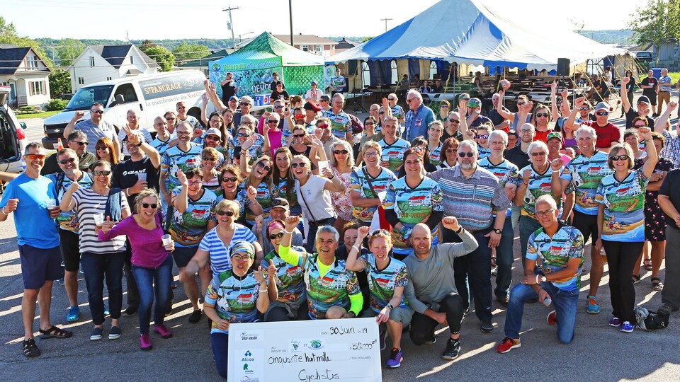 4e Randonnée Vélo-Vallée : on aperçoit les participants et organisateurs avec un chèque de 58 000 $