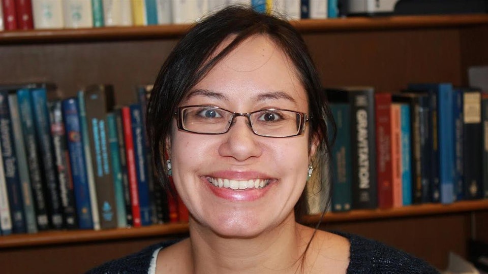 L’astrophysicienne Julie Hlavacek-Larrondo sourit à la caméra.