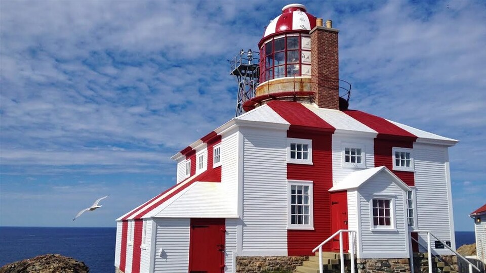 Un phare sur le bord de la mer.