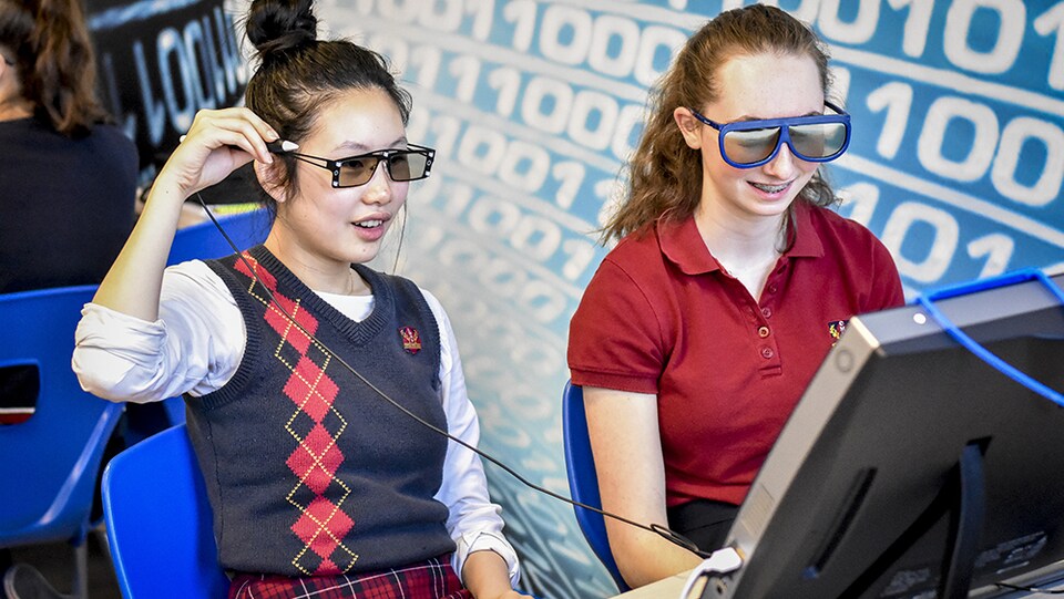 Des élèves du Collège Mont Notre-Dame dans leur laboratoire de réalité virtuelle et augmentée.