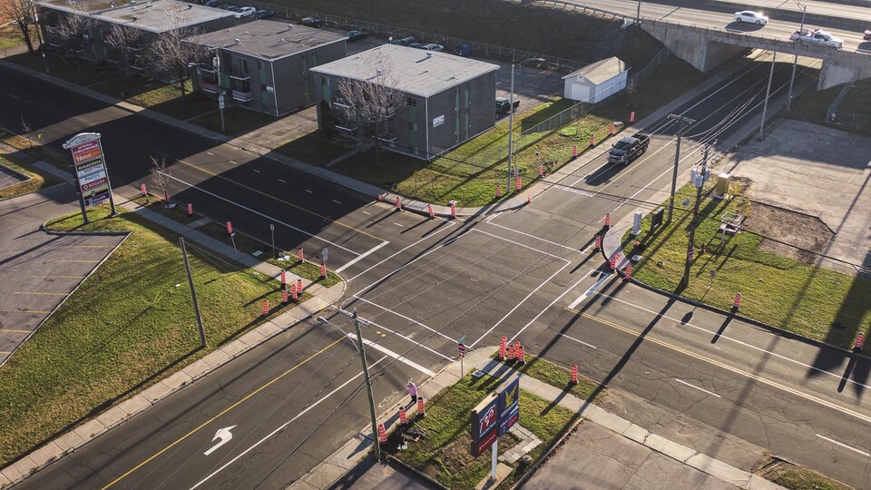 Une intersection de rues vue de haut.
