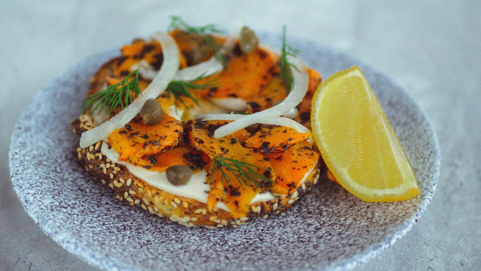 Une assiette contenant du fauxmon et un quartier de citron.