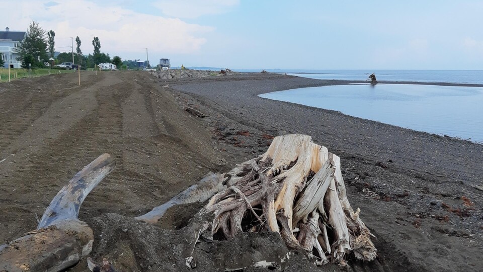 Une plage avec un remblai de sable ajouté.