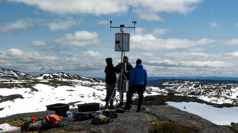 Des scientifiques installent une antenne au somet d'une montagne