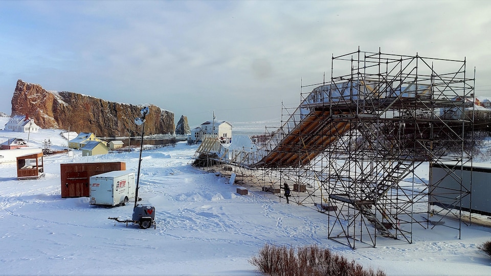 Une structure pour le Red Bull Ice Cross de Percé 2020 avec le rocher percé en arrière-plan
