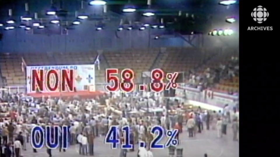 Image du Centre sportif Paul-Sauvé le soir du 20 mai 1980 avec des résultats partiels de 58,8 % et de 41,2 % affichés pour les options du non et du oui.