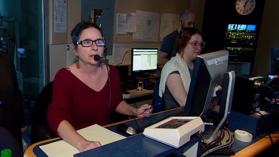 En régie, la chef médias Lynne Ouellet (à gauche), la première réalisatrice Ève-Marie Forcier (au centre) et l'adjointe à la mise en ondes Sarah Murphy (à droite) se préparent à toute éventualité.