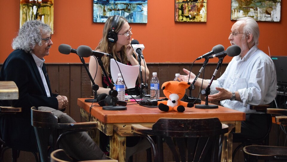 L'historien Mario Mimeault et le conseiller municipal de Rivière-au-Renard, Réginald Cotton en discussion avec Maude Rivard à la microbrasserie Au Frontibus.