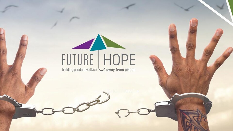 Une bannière dont l'écriture Future Hope est entourée de deux mains avec les ménottes brisées.