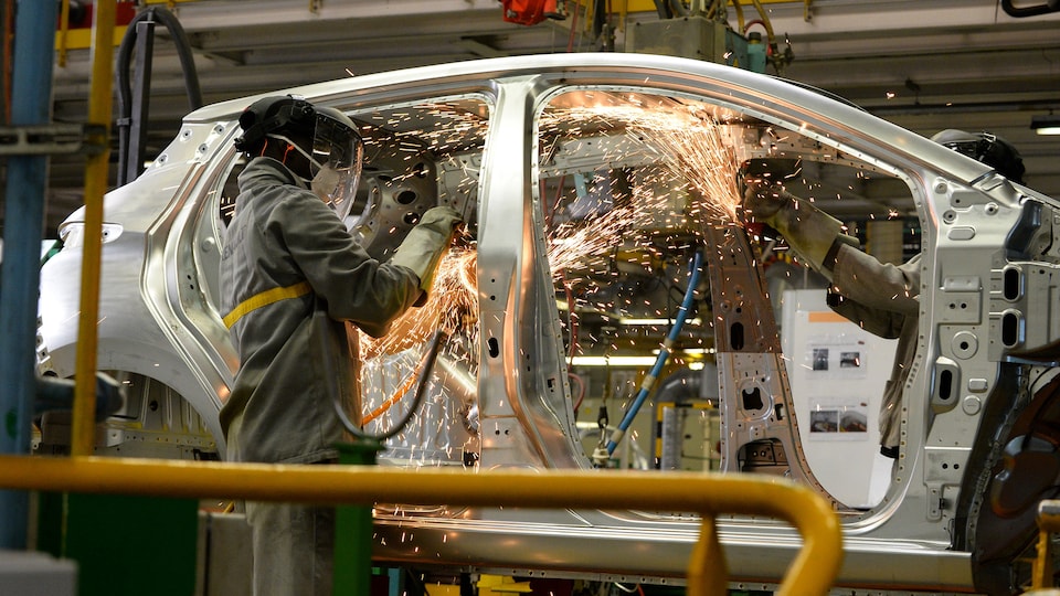 Des employés à l'oeuvre à l'usine Renault de Flins, en France