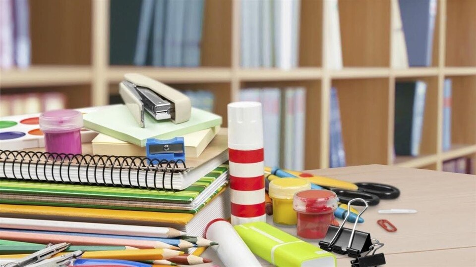 Fournitures scolaires sur un bureau