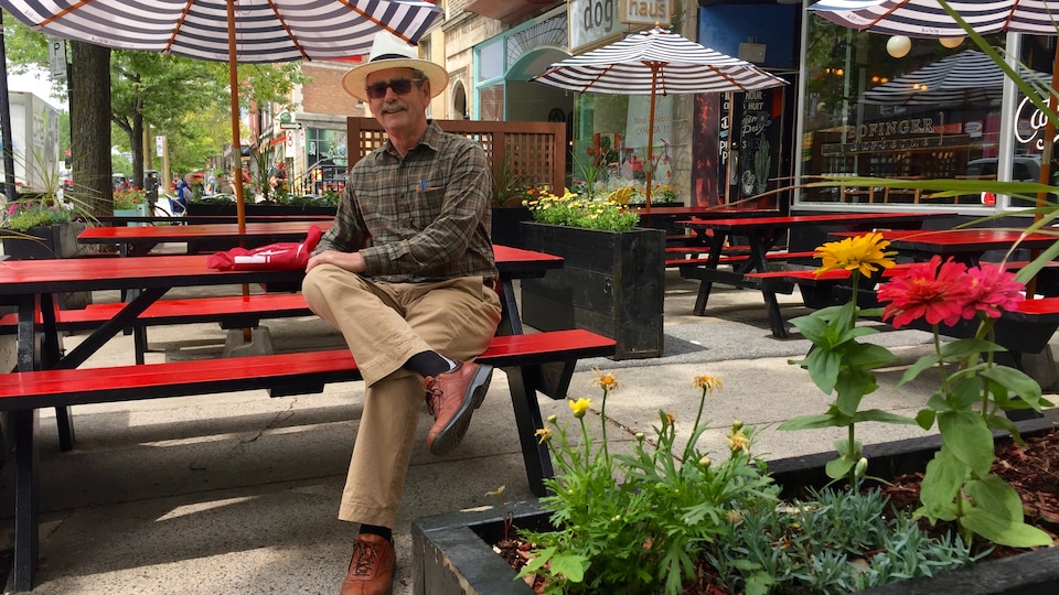 Barry Lazar, un résident de l'arrondissement Côte-des-Neiges–Notre-Dame-de-Grâce