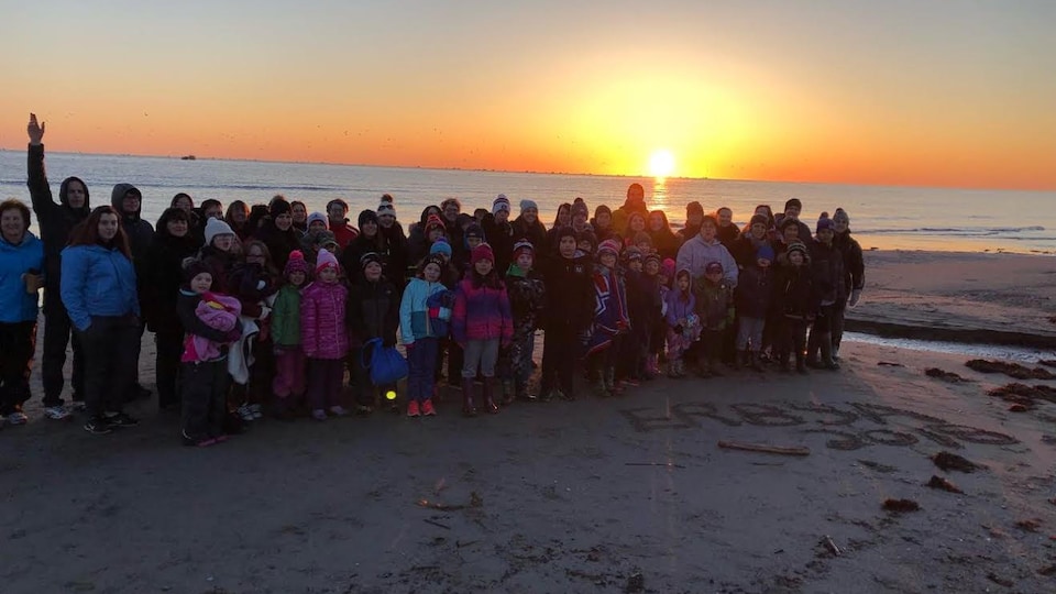 La communauté de BaieSainteAnne réunie pour le début de la pêche au homard