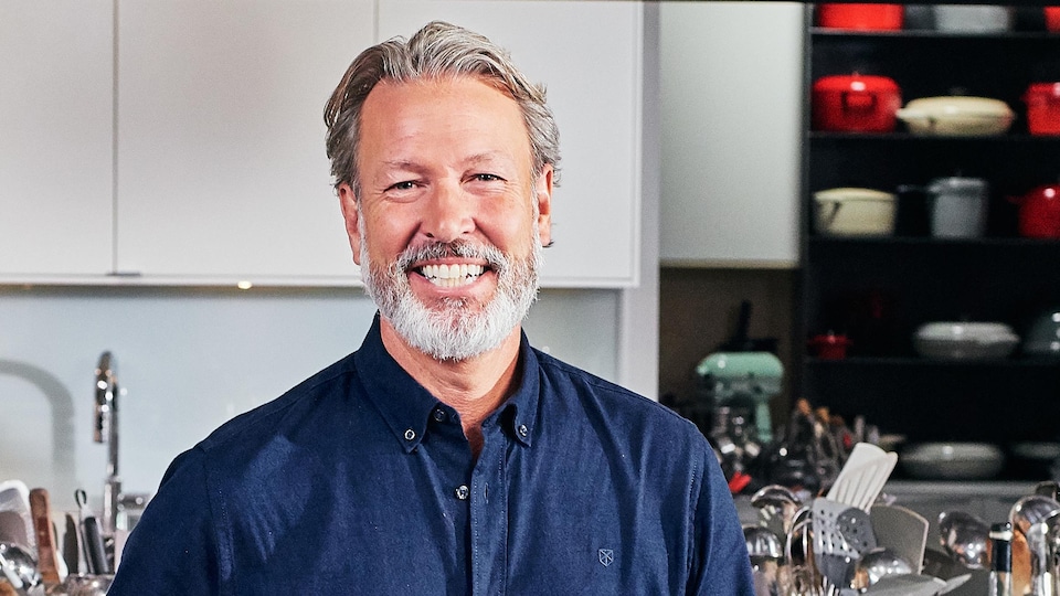 Le chef Ricardo Larrivée sur le plateau de son émission.