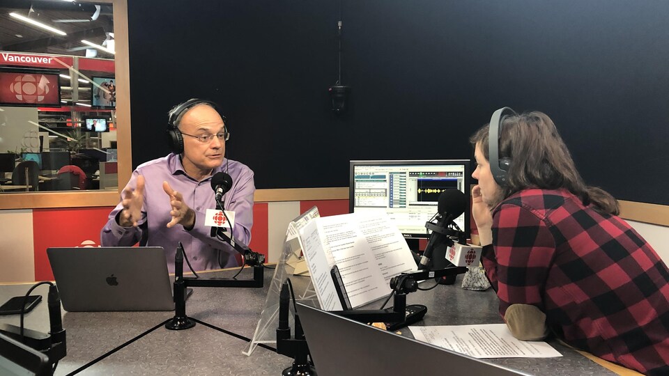 Richard Stewart est en studio radio avec Marie Villeneuve.