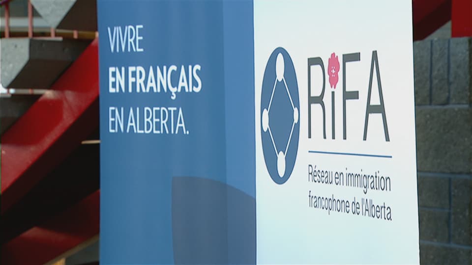 Une pancarte avec le logo du RIFA