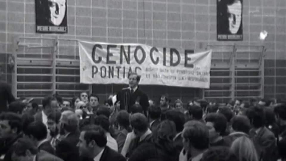 Pierre Bourgault parle aux militants du RIN lors du congrès de dissolution du parti le 26 octobre 1968.