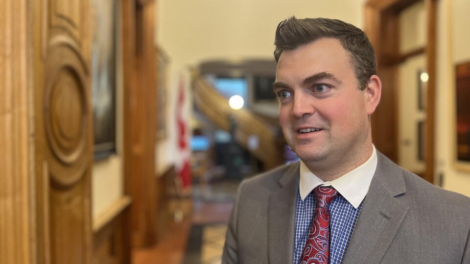 Rob McKee à l'Assemblée.