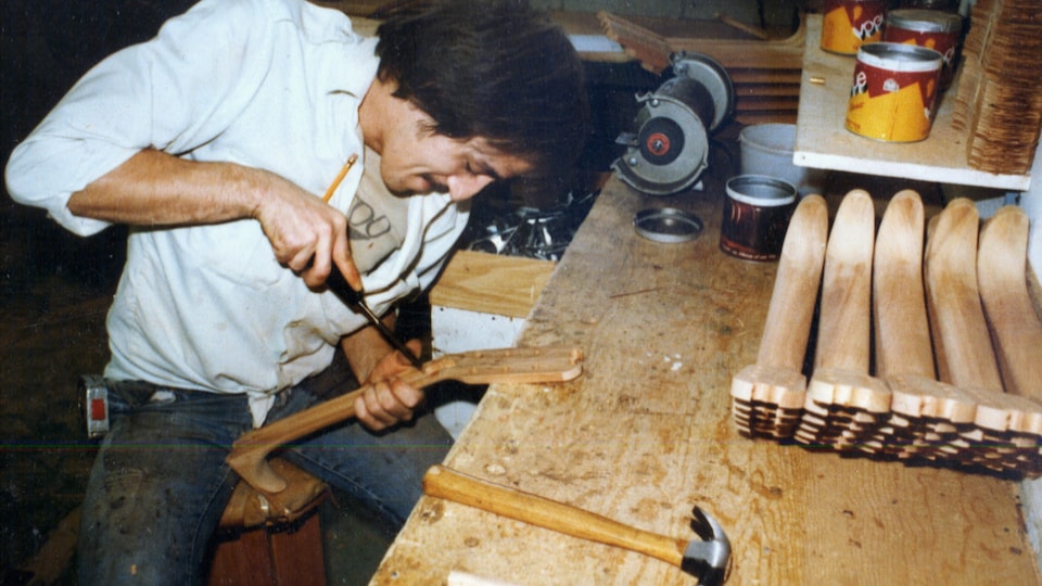 Photo d'archives montrant le luthier dans son atelier