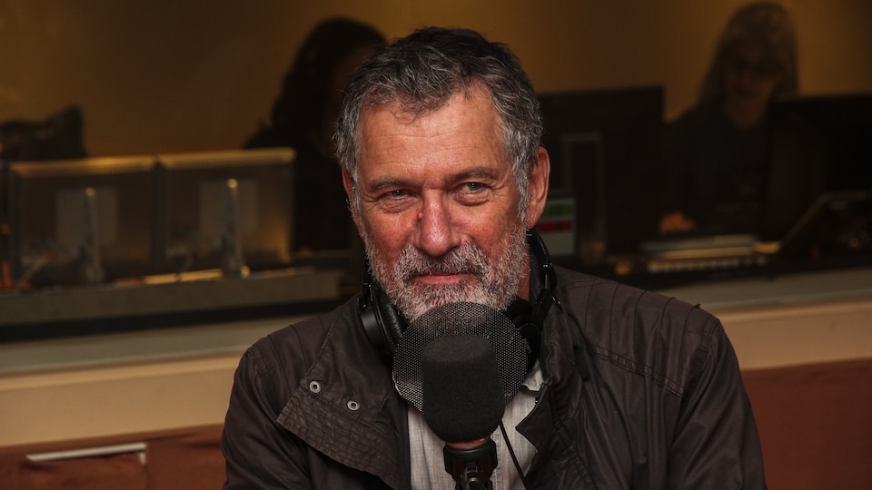 Le réalisateur Robert Morin lors d'une entrevue à la radio.