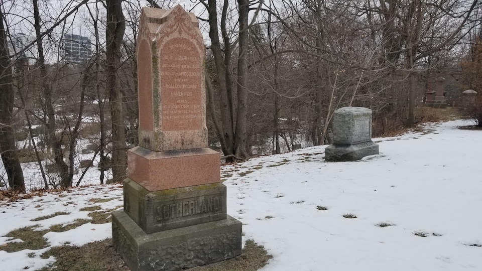 La tombe de Robert Sutherland surmontée d'une pierre tombale en granit rose est au cimetière Mount Pleasant à Toronto