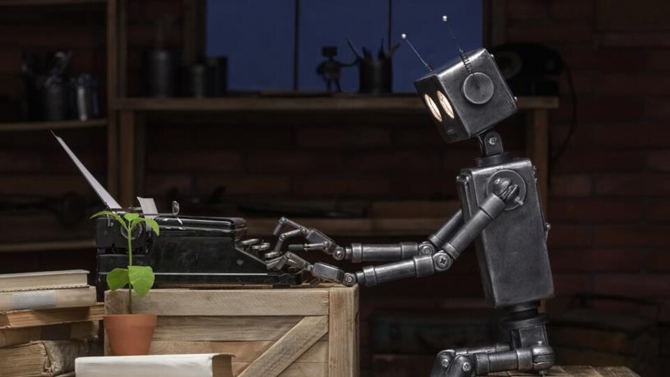 Un robot en train de taper sur une machine à écrire.