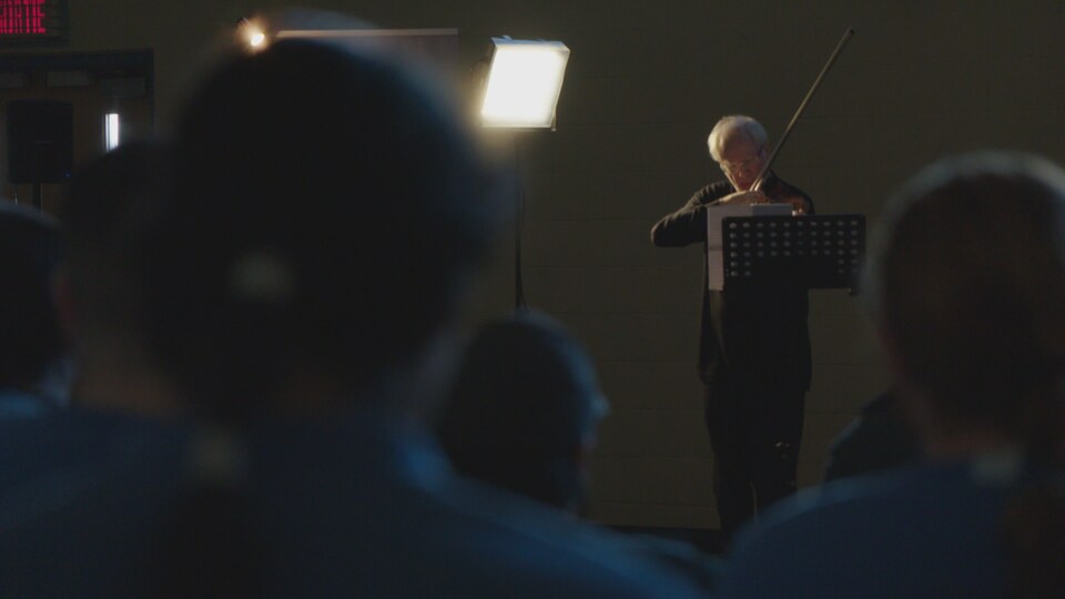 Un homme qui joue du violon.