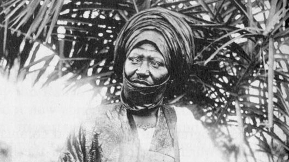 Homme vêtu d'un habit traditionnel du Cameroun et arborant un turban.