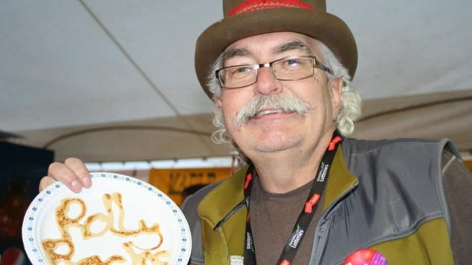 Roland Gagné tient une assiette.