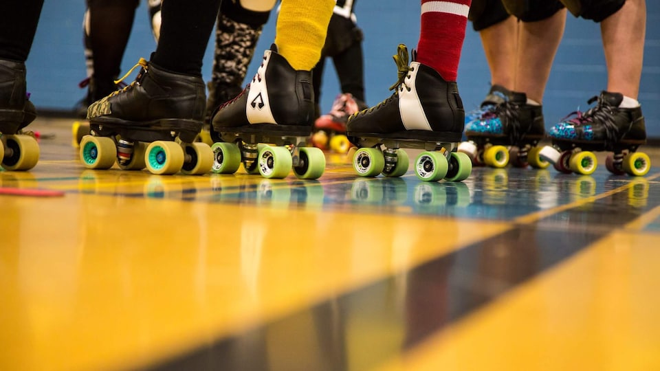L'équipe de roller derby de Sherbrooke, les Rebelles. On ne voit que les patins d'une dizaine de personnes sur le sol d'un gymnase. 
