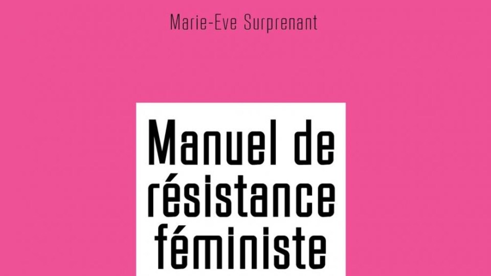 Couverture rose avec du livre dont le titre est Le Manuel de résistance féministe de l'auteure Marie-Ève Surprenant.