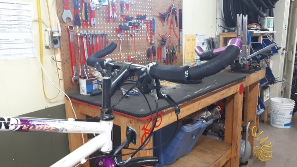 Un atelier de vélos