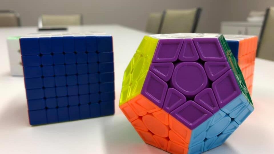 Comment Réussir Son Rubik's Cube 3x3 Une compétition internationale de Cube Rubik | Première heure