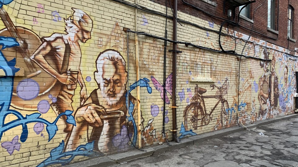 Le mur d'une bâtisse sur Loretto Lane est couvert de graffiti artistiques.