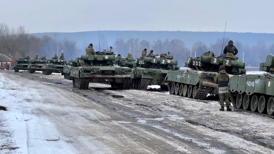 Des soldats sur des tanks.